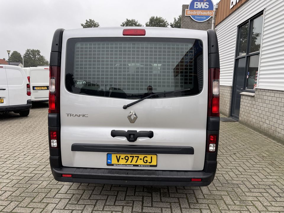 Renault Trafic 1.6 dCi 115pk T29 L2H1 DC 6 persoons Comfort / prijs rijklaar € 13.950 ex btw / lease vanaf € 256 / airco / zilver metallic / achterklep