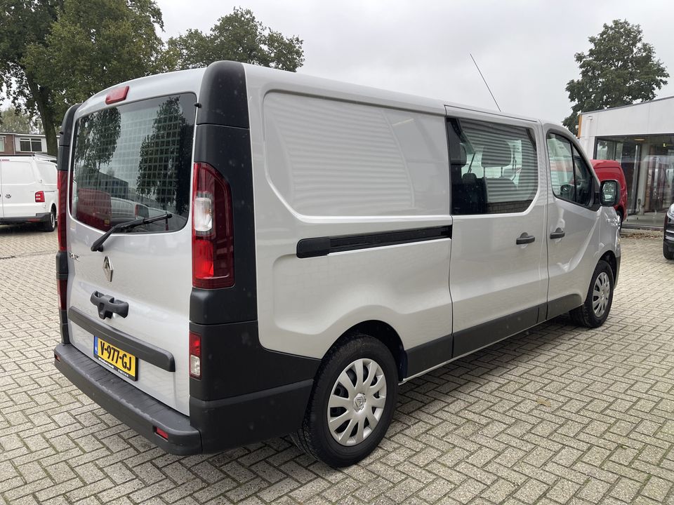 Renault Trafic 1.6 dCi 115pk T29 L2H1 DC 6 persoons Comfort / prijs rijklaar € 13.950 ex btw / lease vanaf € 256 / airco / zilver metallic / achterklep