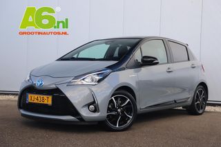 Toyota Yaris 1.5 Hybrid Bi-Tone Plus 101PK Automaat Panoramadak Navigatie Camera Clima Cruise Keyless Entry 16 inch LMV