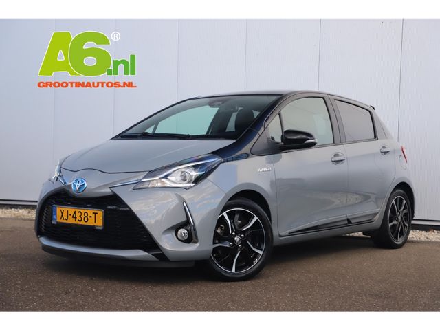 Toyota Yaris 1.5 Hybrid Bi-Tone Plus 101PK Automaat Panoramadak Navigatie Camera Clima Cruise Keyless Entry 16 inch LMV