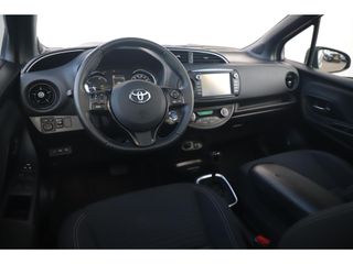 Toyota Yaris 1.5 Hybrid Bi-Tone Plus 101PK Automaat Panoramadak Navigatie Camera Clima Cruise Keyless Entry 16 inch LMV