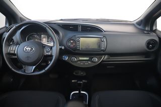 Toyota Yaris 1.5 Hybrid Bi-Tone Plus 101PK Automaat Panoramadak Navigatie Camera Clima Cruise Keyless Entry 16 inch LMV