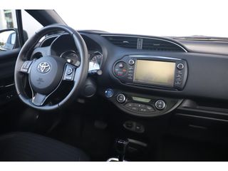 Toyota Yaris 1.5 Hybrid Bi-Tone Plus 101PK Automaat Panoramadak Navigatie Camera Clima Cruise Keyless Entry 16 inch LMV