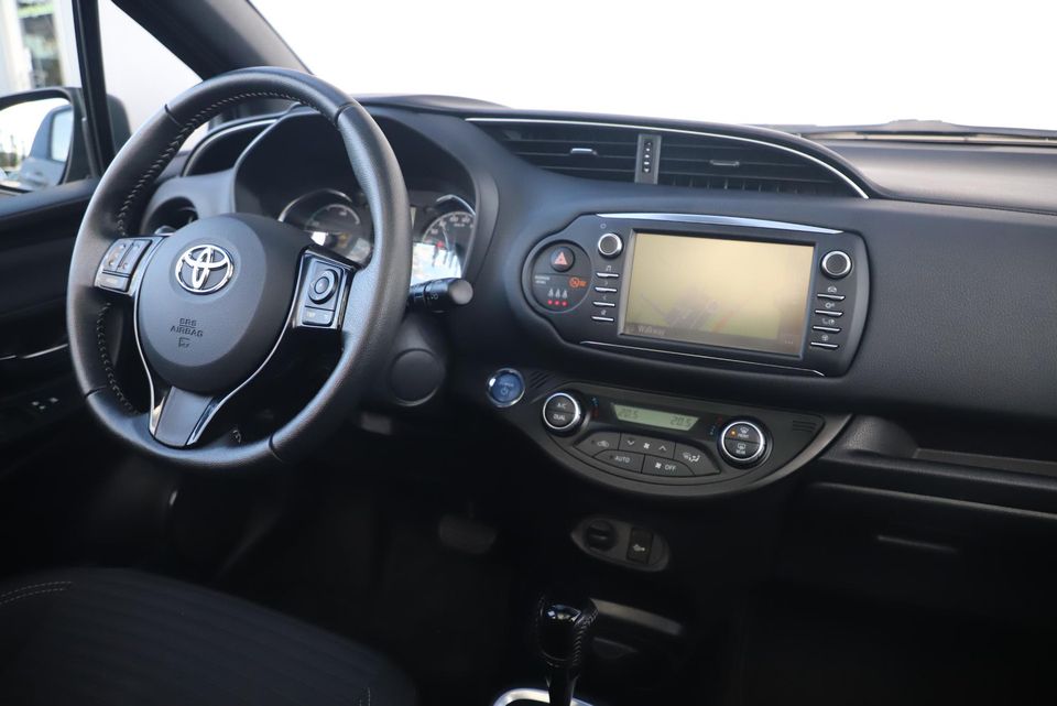 Toyota Yaris 1.5 Hybrid Bi-Tone Plus 101PK Automaat Panoramadak Navigatie Camera Clima Cruise Keyless Entry 16 inch LMV