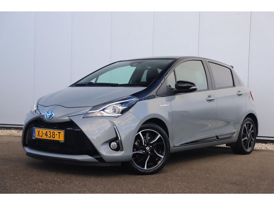 Toyota Yaris 1.5 Hybrid Bi-Tone Plus 101PK Automaat Panoramadak Navigatie Camera Clima Cruise Keyless Entry 16 inch LMV