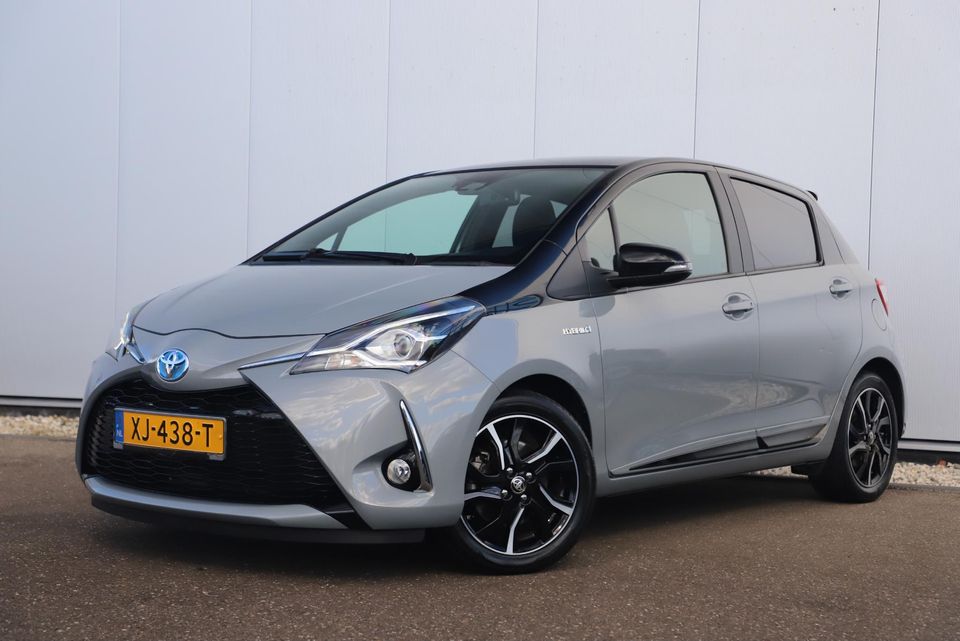 Toyota Yaris 1.5 Hybrid Bi-Tone Plus 101PK Automaat Panoramadak Navigatie Camera Clima Cruise Keyless Entry 16 inch LMV