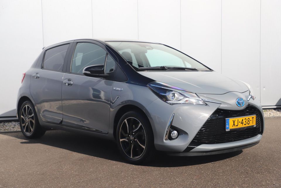 Toyota Yaris 1.5 Hybrid Bi-Tone Plus 101PK Automaat Panoramadak Navigatie Camera Clima Cruise Keyless Entry 16 inch LMV