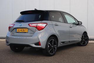 Toyota Yaris 1.5 Hybrid Bi-Tone Plus 101PK Automaat Panoramadak Navigatie Camera Clima Cruise Keyless Entry 16 inch LMV