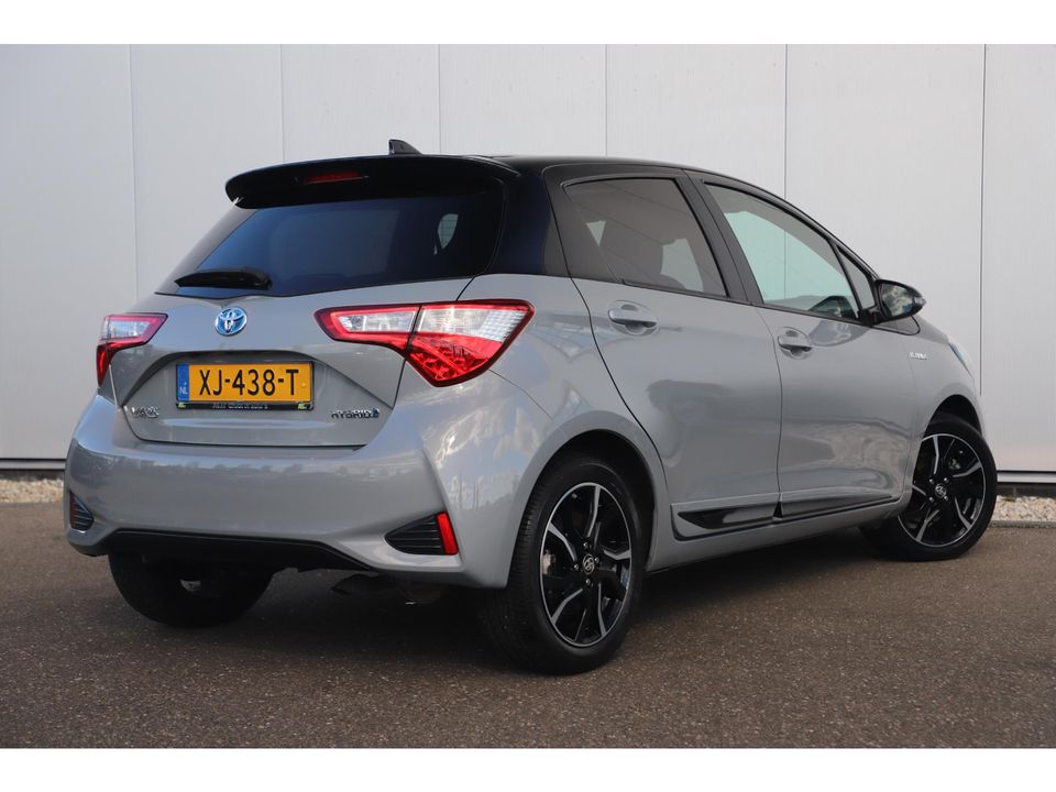 Toyota Yaris 1.5 Hybrid Bi-Tone Plus 101PK Automaat Panoramadak Navigatie Camera Clima Cruise Keyless Entry 16 inch LMV