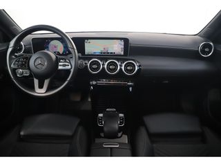 Mercedes-Benz A-Klasse 200 Advantage 164PK Automaat Panoramadak Widescreen Sportstoelen Navigatie Achteruitrijcamera Clima Parkeersensors