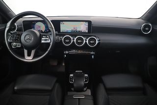 Mercedes-Benz A-Klasse 200 Advantage 164PK Automaat Panoramadak Widescreen Sportstoelen Navigatie Achteruitrijcamera Clima Parkeersensors