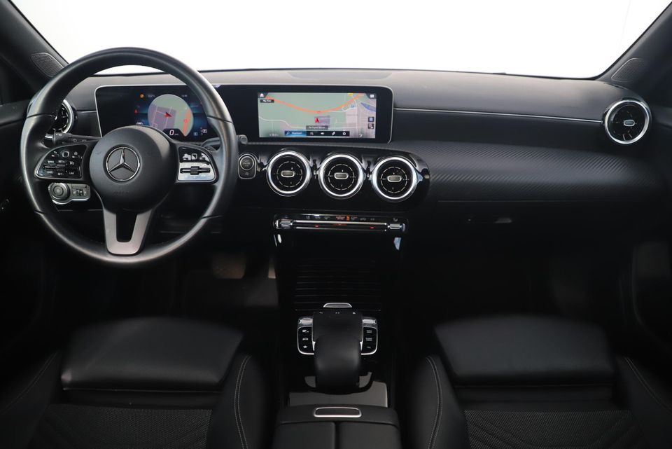 Mercedes-Benz A-Klasse 200 Advantage 164PK Automaat Panoramadak Widescreen Sportstoelen Navigatie Achteruitrijcamera Clima Parkeersensors