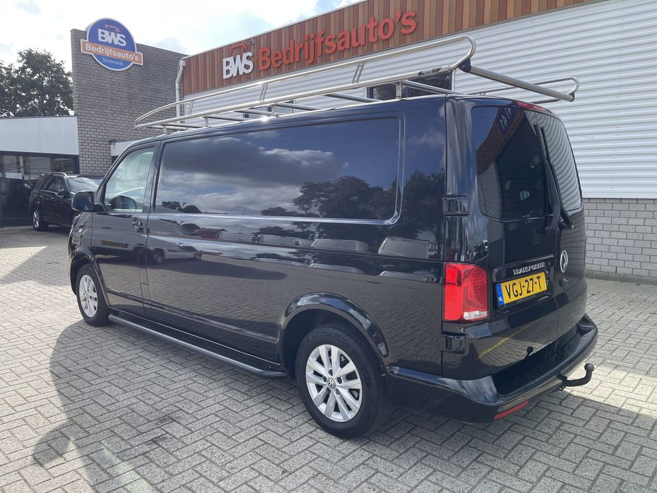 Volkswagen Transporter 2.0 TDI 150pk T6.1 DSG automaat L2H1 28 Highline / vaste prijs rijklaar € 27.950 ex btw / lease vanaf € 455 / airco / cruise / navi / lichtmetalen velgen / trekhaak / camera !