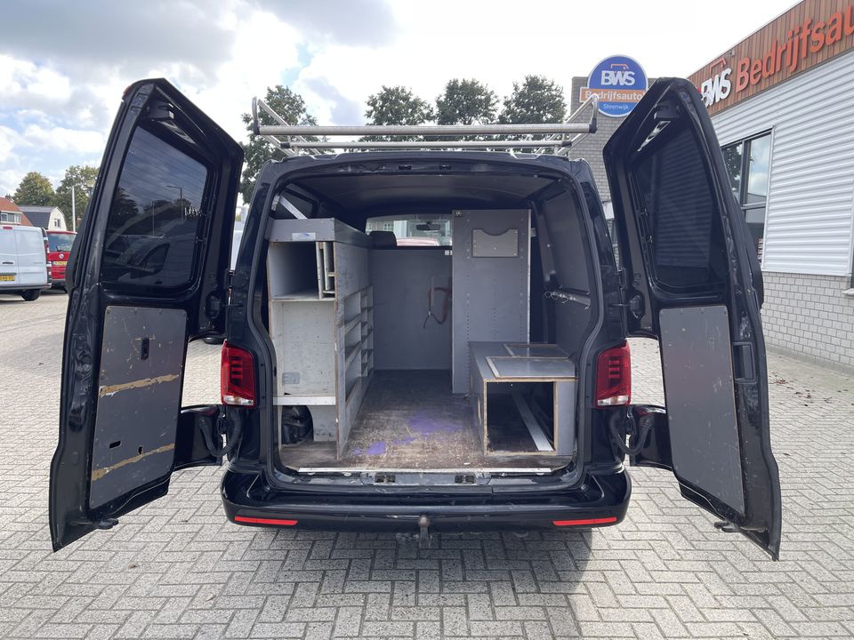 Volkswagen Transporter 2.0 TDI 150pk T6.1 DSG automaat L2H1 28 Highline / vaste prijs rijklaar € 27.950 ex btw / lease vanaf € 455 / airco / cruise / navi / lichtmetalen velgen / trekhaak / camera !