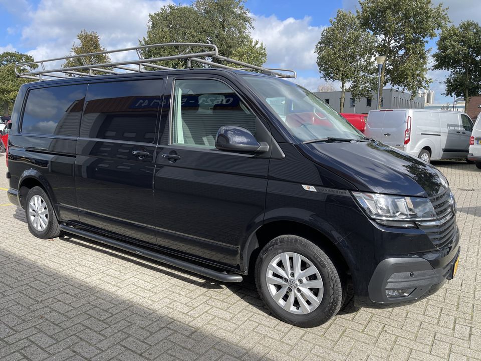 Volkswagen Transporter 2.0 TDI 150pk T6.1 DSG automaat L2H1 28 Highline / vaste prijs rijklaar € 27.950 ex btw / lease vanaf € 455 / airco / cruise / navi / lichtmetalen velgen / trekhaak / camera !