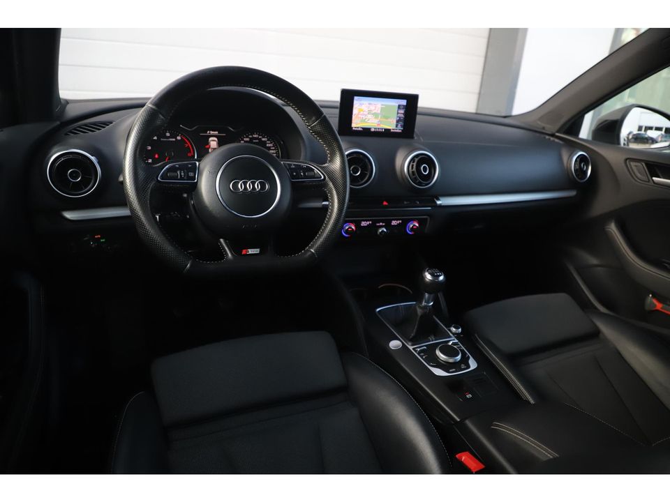 Audi A3 Limousine 1.4 TFSI CoD Ambition S Line 150PK Trekhaak Bi-Xenon Half Leder 18 inch LMV Navigatie Bluetooth Climate Cruise Control Getint Glas 2X S-Line 1500KG Trekgewicht