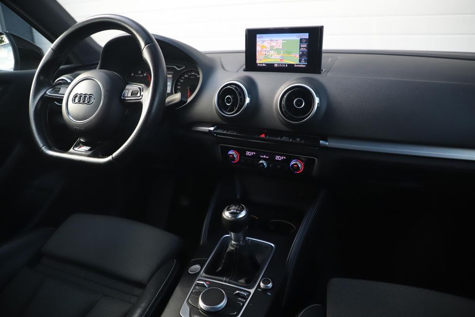 Audi A3 Limousine 1.4 TFSI CoD Ambition S Line 150PK Trekhaak Bi-Xenon Half Leder 18 inch LMV Navigatie Bluetooth Climate Cruise Control Getint Glas 2X S-Line 1500KG Trekgewicht