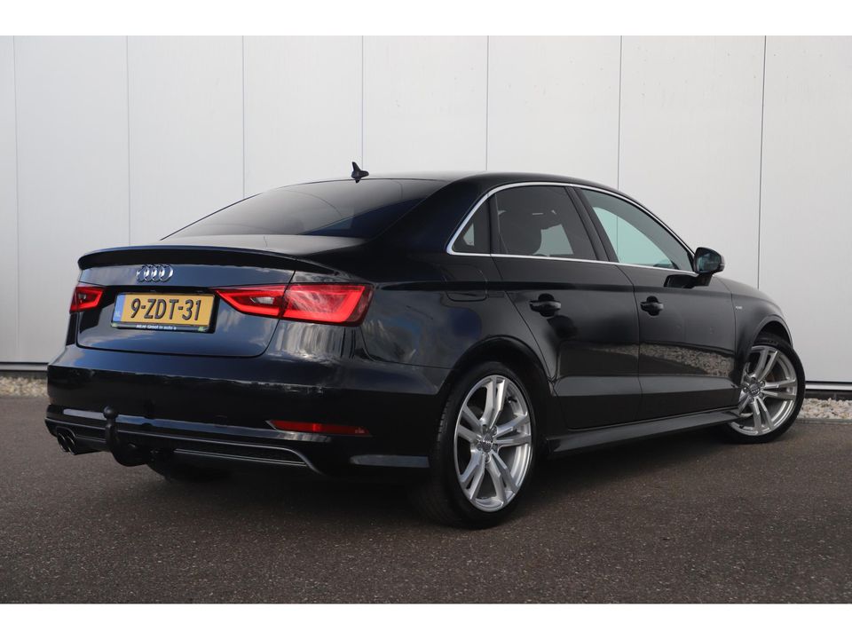 Audi A3 Limousine 1.4 TFSI CoD Ambition S Line 150PK Trekhaak Bi-Xenon Half Leder 18 inch LMV Navigatie Bluetooth Climate Cruise Control Getint Glas 2X S-Line 1500KG Trekgewicht