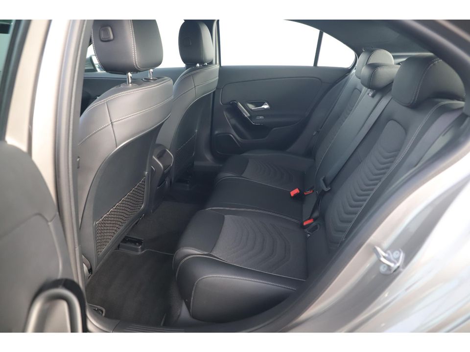 Mercedes-Benz A-Klasse 180 D Business Solution Automaat Widescreen Nieuwstaat! 16 inch LMV Half Leder Sportstoelen Navigatie Carplay Android Achteruitrijcamera Clima Cruise Parkeersensor