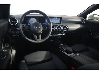 Mercedes-Benz A-Klasse 180 D Business Solution Automaat Widescreen Nieuwstaat! 16 inch LMV Half Leder Sportstoelen Navigatie Carplay Android Achteruitrijcamera Clima Cruise Parkeersensor