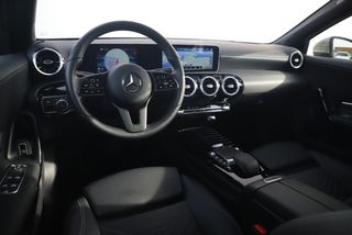 Mercedes-Benz A-Klasse 180 D Business Solution Automaat Widescreen Nieuwstaat! 16 inch LMV Half Leder Sportstoelen Navigatie Carplay Android Achteruitrijcamera Clima Cruise Parkeersensor