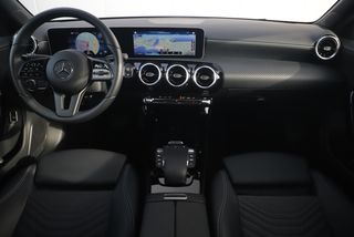 Mercedes-Benz A-Klasse 180 D Business Solution Automaat Widescreen Nieuwstaat! 16 inch LMV Half Leder Sportstoelen Navigatie Carplay Android Achteruitrijcamera Clima Cruise Parkeersensor