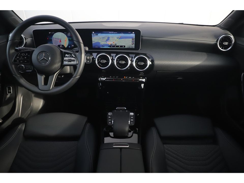 Mercedes-Benz A-Klasse 180 D Business Solution Automaat Widescreen Nieuwstaat! 16 inch LMV Half Leder Sportstoelen Navigatie Carplay Android Achteruitrijcamera Clima Cruise Parkeersensor