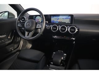 Mercedes-Benz A-Klasse 180 D Business Solution Automaat Widescreen Nieuwstaat! 16 inch LMV Half Leder Sportstoelen Navigatie Carplay Android Achteruitrijcamera Clima Cruise Parkeersensor