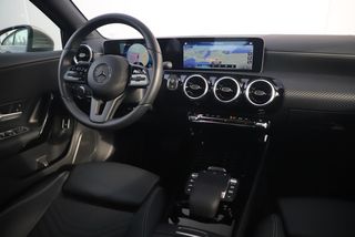 Mercedes-Benz A-Klasse 180 D Business Solution Automaat Widescreen Nieuwstaat! 16 inch LMV Half Leder Sportstoelen Navigatie Carplay Android Achteruitrijcamera Clima Cruise Parkeersensor