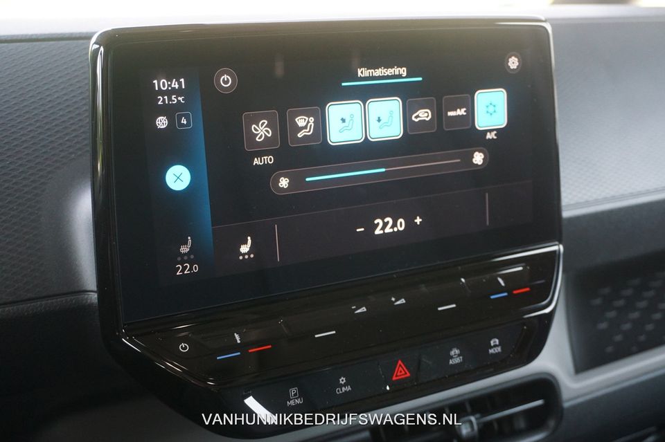 Volkswagen ID. Buzz Cargo 77KwH 204PK Elektrisch Automaat App Connect, Camera, trekhaak Voorraad auto!!! NR. 337