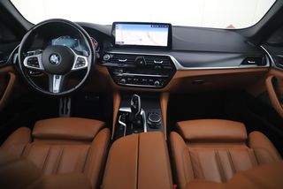 BMW 5 Serie Touring 530i M Sport Plus 252PK M Sport Laser LED Panoramadak Harman Kardon Wegklapbare Trekhaak Nappa Leder Memory Sfeerverlichting Shadow Line 360 Camera 20 inch LMV