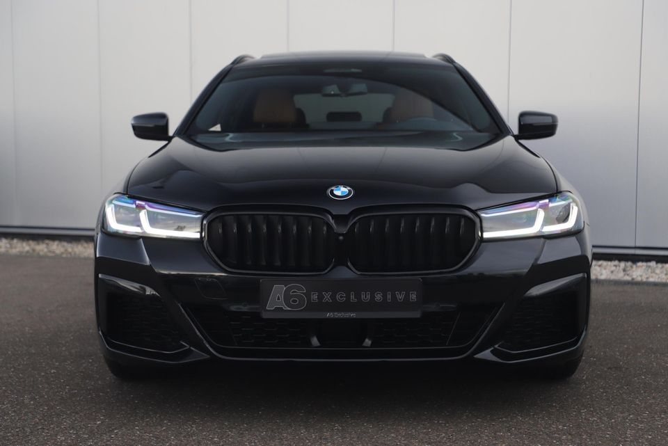 BMW 5 Serie Touring 530i M Sport Plus 252PK M Sport Laser LED Panoramadak Harman Kardon Wegklapbare Trekhaak Nappa Leder Memory Sfeerverlichting Shadow Line 360 Camera 20 inch LMV