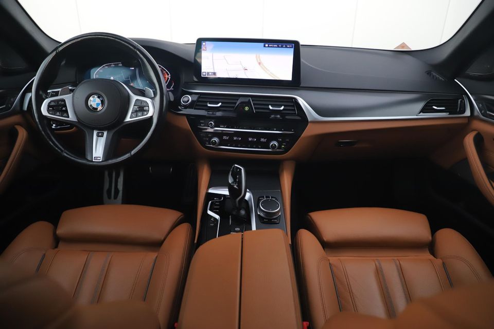 BMW 5 Serie Touring 530i M Sport Plus 252PK M Sport Laser LED Panoramadak Harman Kardon Wegklapbare Trekhaak Nappa Leder Memory Sfeerverlichting Shadow Line 360 Camera 20 inch LMV