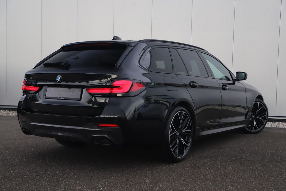 BMW 5 Serie Touring 530i M Sport Plus 252PK M Sport Laser LED Panoramadak Harman Kardon Wegklapbare Trekhaak Nappa Leder Memory Sfeerverlichting Shadow Line 360 Camera 20 inch LMV