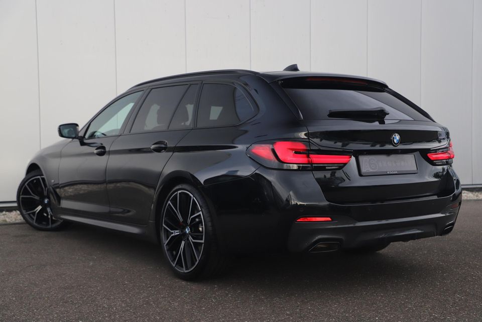 BMW 5 Serie Touring 530i M Sport Plus 252PK M Sport Laser LED Panoramadak Harman Kardon Wegklapbare Trekhaak Nappa Leder Memory Sfeerverlichting Shadow Line 360 Camera 20 inch LMV