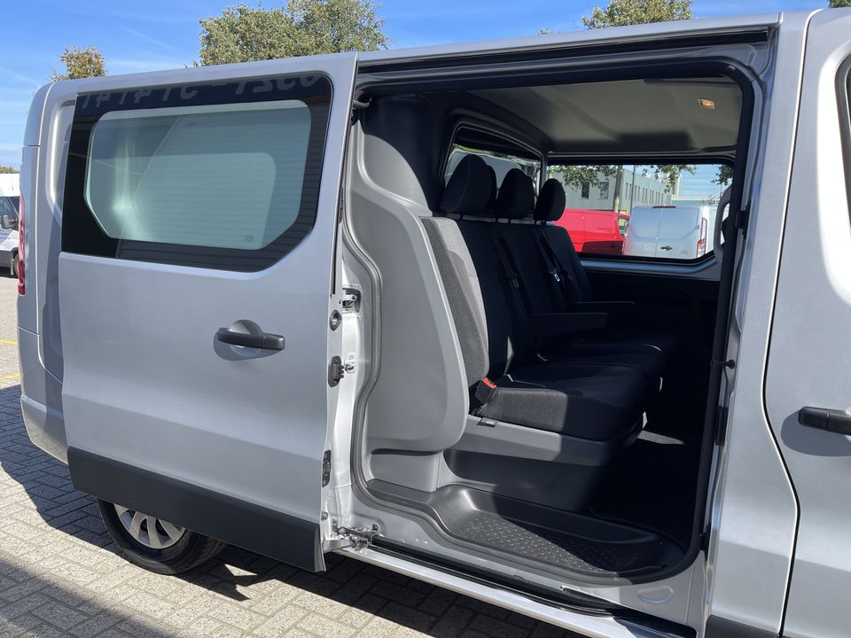 Renault Trafic 2.0 dCi 145pk automaat T29 L2H1 DC 6 persoons Business / vaste prijs rijklaar € 25.950 ex btw / lease vanaf € 463 / airco / cruise / navi / camera / zilver metallic / euro 6 diesel