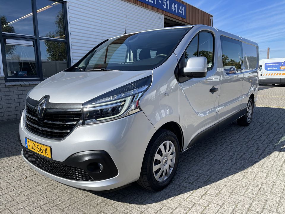 Renault Trafic 2.0 dCi 145pk automaat T29 L2H1 DC 6 persoons Business / vaste prijs rijklaar € 25.950 ex btw / lease vanaf € 463 / airco / cruise / navi / camera / zilver metallic / euro 6 diesel