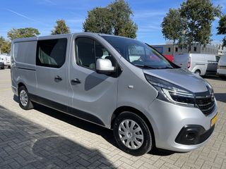 Renault Trafic 2.0 dCi 145pk automaat T29 L2H1 DC 6 persoons Business / vaste prijs rijklaar € 25.950 ex btw / lease vanaf € 463 / airco / cruise / navi / camera / zilver metallic / euro 6 diesel