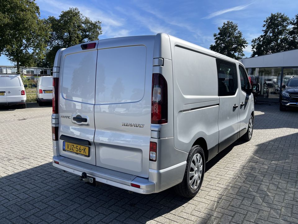 Renault Trafic 2.0 dCi 145pk automaat T29 L2H1 DC 6 persoons Business / vaste prijs rijklaar € 25.950 ex btw / lease vanaf € 463 / airco / cruise / navi / camera / zilver metallic / euro 6 diesel