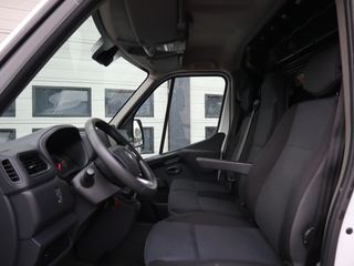 Renault Master 2.3 dCi Euro 6 136pk L2H2 - Trekhaak 2,5t KG - Navi - Camera