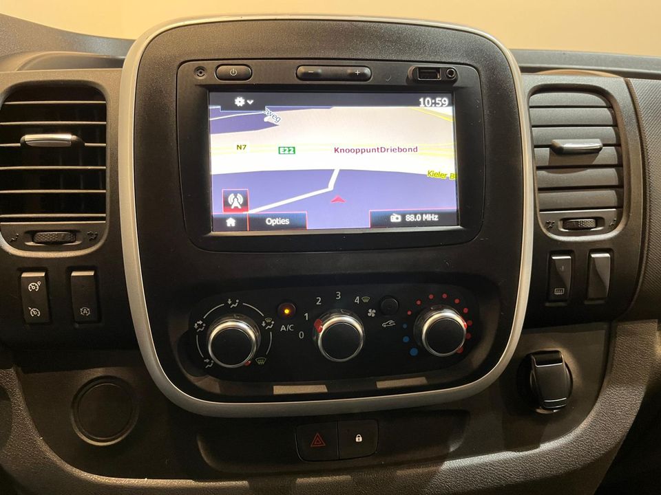 Renault Trafic 2.0 dCi 120 PK L2H1 / Euro 6 / Airco / Cruise Control / CarPlay / Trekhaak / Imperiaal / PDC / Navigatie / LED / 3-Zits 63.200 KM !!