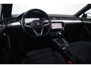 Volkswagen Passat Variant 1.5 TSI Elegance Business R 150PK DSG Automaat Unieke Kleur! Panoramadak Virtual Cockpit Sfeerverlichting Full LED Half Leder ErgoComfort 17 inch LMV Keyless Navigatie Camera R-Line Aquamarine Blue