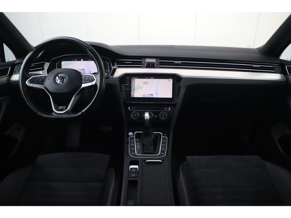 Volkswagen Passat Variant 1.5 TSI Elegance Business R 150PK DSG Automaat Unieke Kleur! Panoramadak Virtual Cockpit Sfeerverlichting Full LED Half Leder ErgoComfort 17 inch LMV Keyless Navigatie Camera R-Line Aquamarine Blue