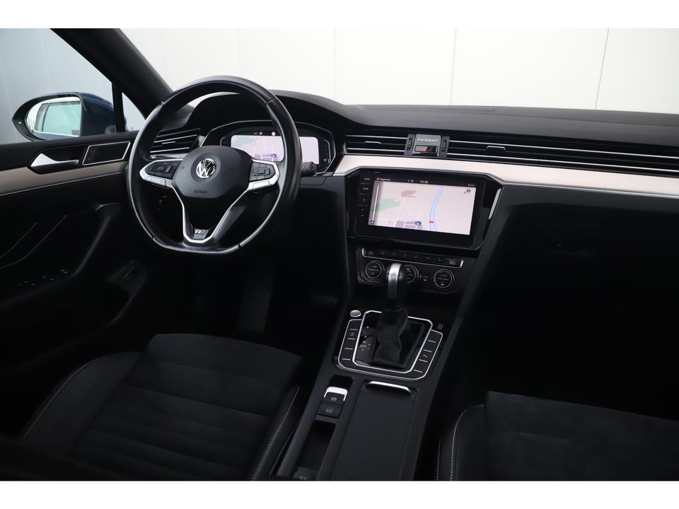 Volkswagen Passat Variant 1.5 TSI Elegance Business R 150PK DSG Automaat Unieke Kleur! Panoramadak Virtual Cockpit Sfeerverlichting Full LED Half Leder ErgoComfort 17 inch LMV Keyless Navigatie Camera R-Line Aquamarine Blue