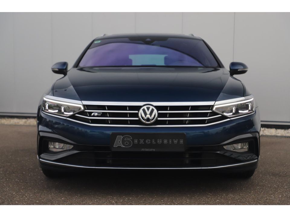 Volkswagen Passat Variant 1.5 TSI Elegance Business R 150PK DSG Automaat Unieke Kleur! Panoramadak Virtual Cockpit Sfeerverlichting Full LED Half Leder ErgoComfort 17 inch LMV Keyless Navigatie Camera R-Line Aquamarine Blue