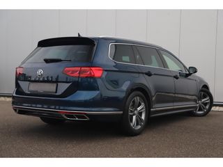 Volkswagen Passat Variant 1.5 TSI Elegance Business R 150PK DSG Automaat Unieke Kleur! Panoramadak Virtual Cockpit Sfeerverlichting Full LED Half Leder ErgoComfort 17 inch LMV Keyless Navigatie Camera R-Line Aquamarine Blue