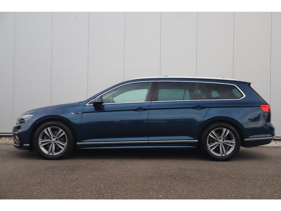 Volkswagen Passat Variant 1.5 TSI Elegance Business R 150PK DSG Automaat Unieke Kleur! Panoramadak Virtual Cockpit Sfeerverlichting Full LED Half Leder ErgoComfort 17 inch LMV Keyless Navigatie Camera R-Line Aquamarine Blue