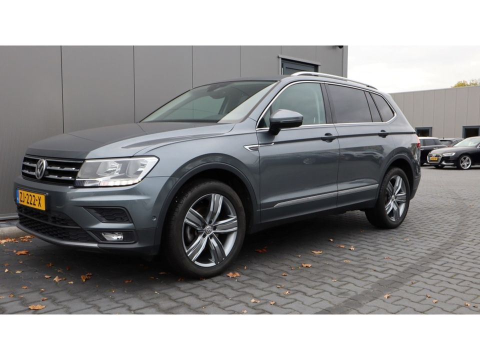 Volkswagen Tiguan Allspace 1.5 TSI CL | 7 Persoons | 19 inch R line | Panoramadak | Mooi