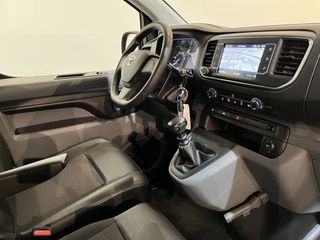 Toyota ProAce Worker 2.0 D-4D Navigator Long 123 PK / Euro 6 / Airco / Cruise Control / CarPlay / Navigatie / Trekhaak / PDC / 3-Zits / 48.500 KM !!