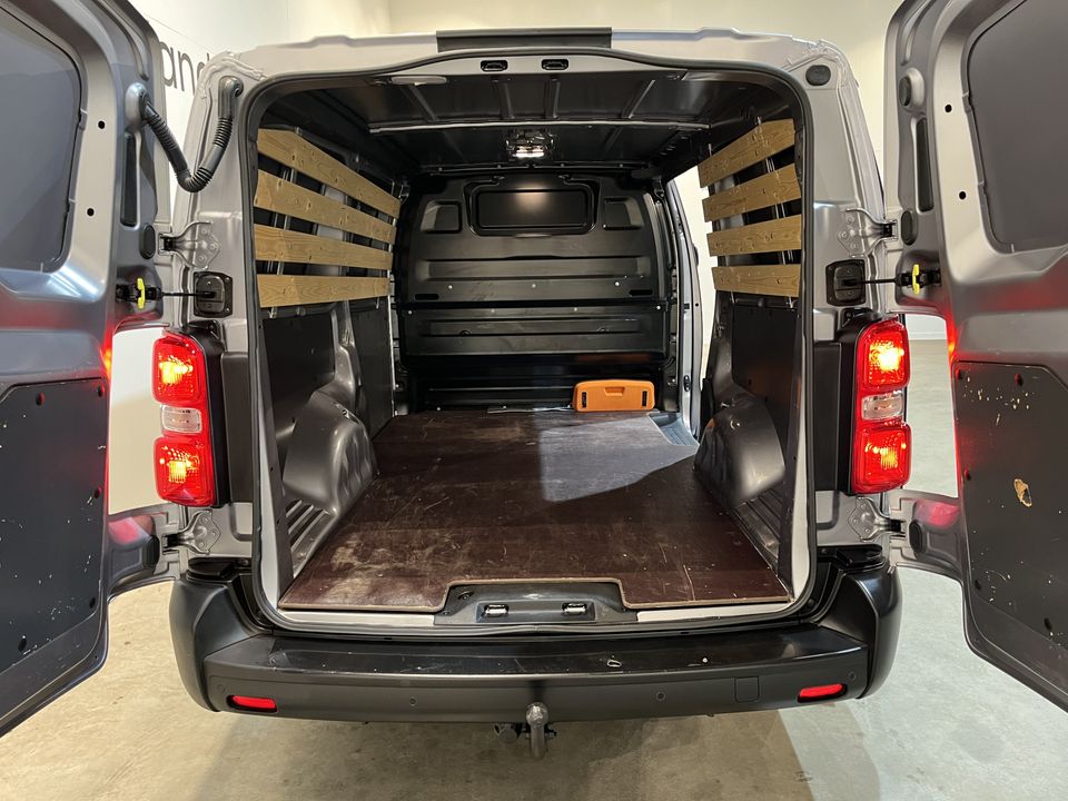 Toyota ProAce Worker 2.0 D-4D Navigator Long 123 PK / Euro 6 / Airco / Cruise Control / CarPlay / Navigatie / Trekhaak / PDC / 3-Zits / 48.500 KM !!